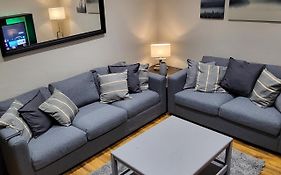 Kepler Residence Modern 4 Bedroom Property 1 Mile From Leeds Centre